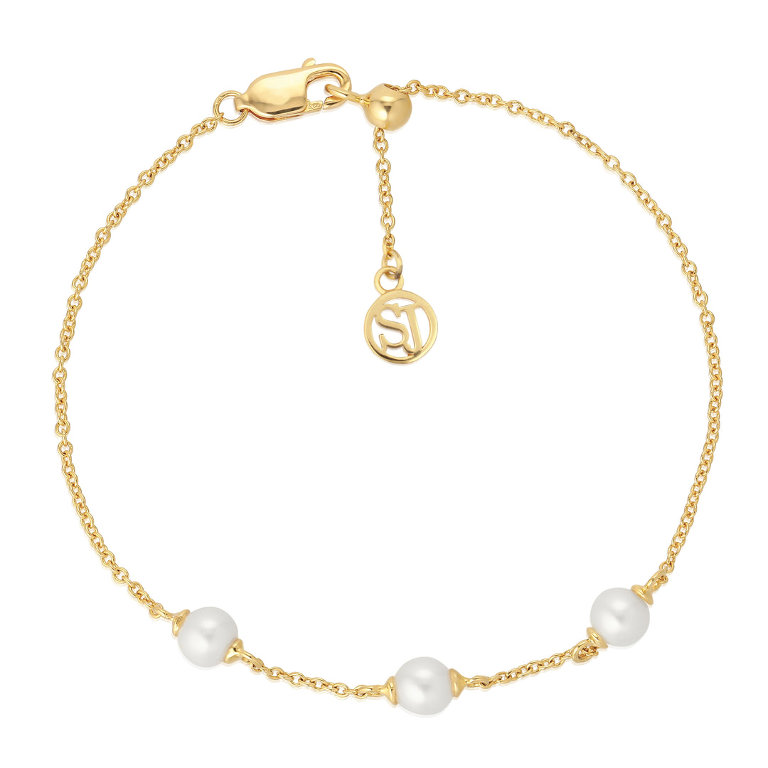 Bracelet made of 18 karat gold plated 925 Sterling silver, polished surface and lustrous freshwater pearls.